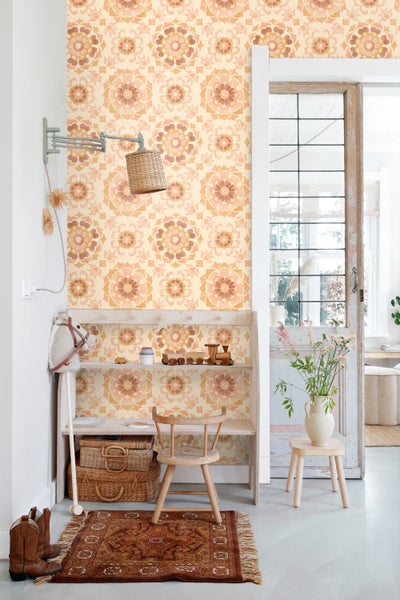 Szene mit floral gemusterter Tapete, Regalen, Stuhl und Teppich für einen Raum mit Retro-Akzenten.