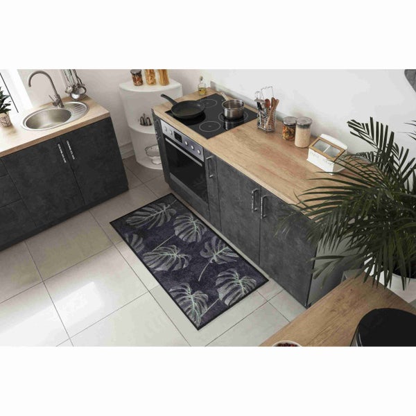 Küche mit Küchenläufer mit Blattmuster