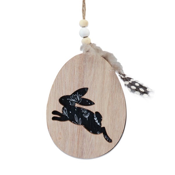 Hängendes Osterei aus Holz mit Hasenmotiv und Federdekoration