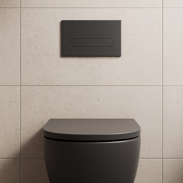 Wand-WC mit Betätigungsplatte vor beiger Wand