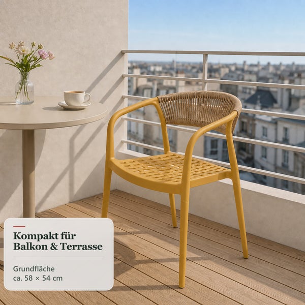 Moderner Balkonstuhl mit Armlehnen und geflochtener Rückenlehne neben einem runden Gartentisch auf einer Holzterrasse mit Stadtblick.