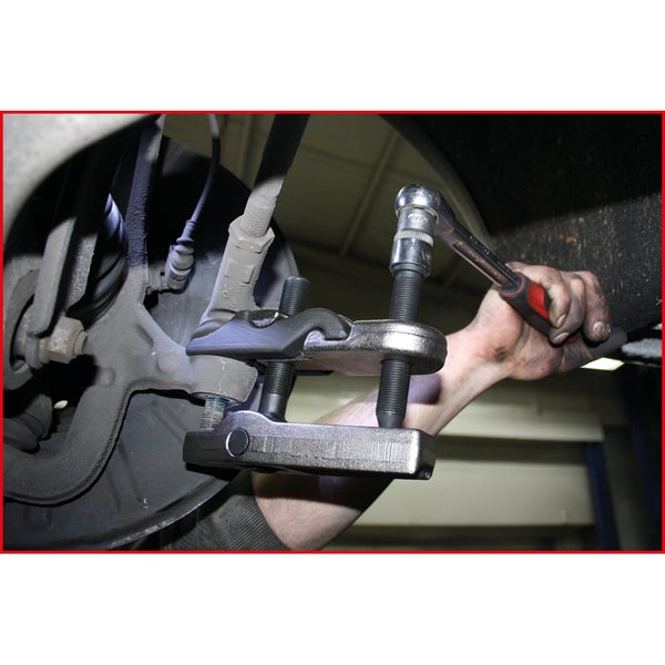 Werkzeug zur Demontage eines Traggelenks im Einsatz