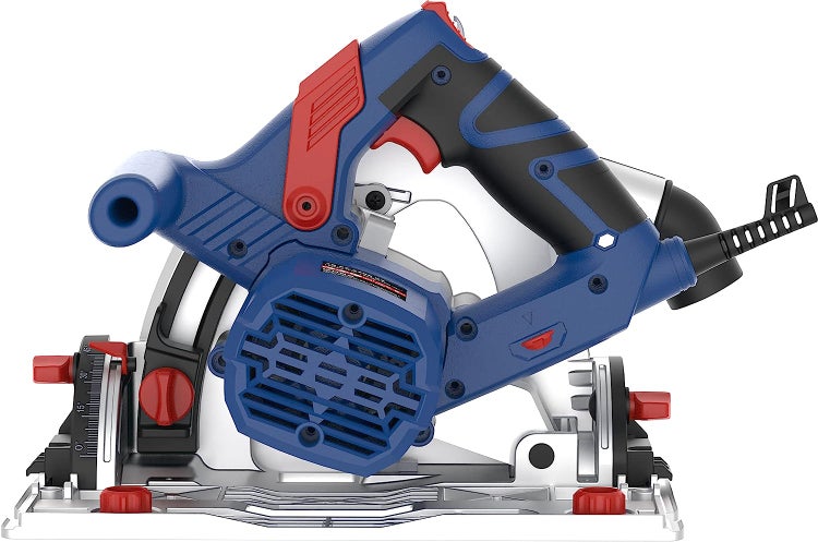 Blau-rote Handkreissäge mit ergonomischem Griff, Metall-Grundplatte mit Skalen und Staubabsauganschluss.