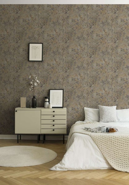 Moderne Vliestapete mit floralem Muster in einem Schlafzimmer mit Kommode und Bett