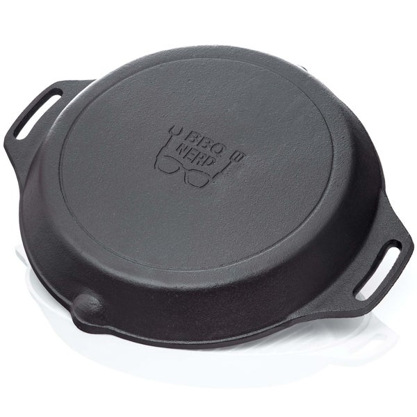 BBQ Nerd Gusseisenpfanne zum Grillen - mit Rillenboden für ein schönes Grillmuster | Steakpfanne Ø 35 cm 4550g mit Ausgießer und Henkel | Antihaft-Pfanne Feuerpfanne Outdoor-Pfanne