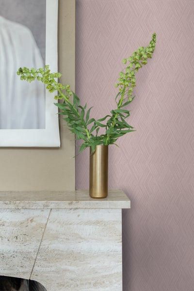 Dekoratives Zimmer mit gemusterter Tapete, Kamin und Blumenvase