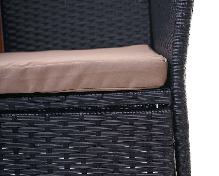 Detailaufnahme eines Gartenstuhls aus Polyrattan mit Sitzkissen.