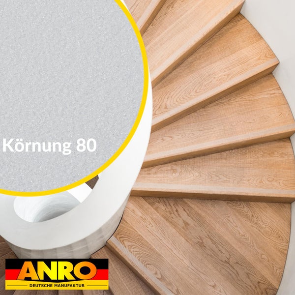 Antirutschstreifen für Treppen mit Körnung 80 auf hellen Holzstufen einer Wendeltreppe. ANRO Logo.