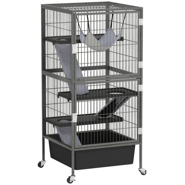 Mehrstöckiger Kleintierkäfig aus Metall mit Plattformen, Rampen, Hängematte und Rollen.