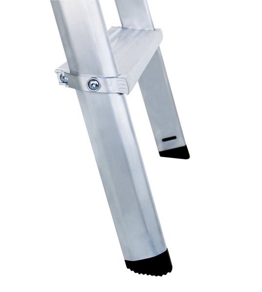 Detailansicht eines Aluminiumholms und einer Stufe einer Aluminiumleiter mit rutschfesten Fußkappen.