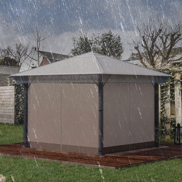 Quadratischer Gartenpavillon mit geschlossenen Seitenwänden auf einer Holzterrasse im Regen.