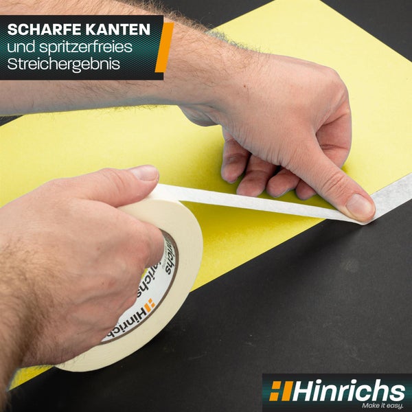 Eine Person befestigt Malerkrepp auf einer Oberfläche, um scharfe Farbkanten zu erzielen.