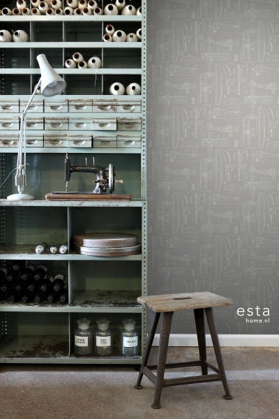 Regal mit Nähmaschine, Lampe und Dekoration vor Tapete mit Flugzeugmuster