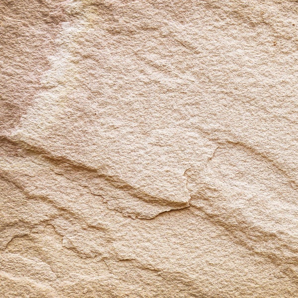 Naturstein Wandverkleidung aus Sandstein mit bruchrauer Oberfläche und geschichteter Struktur.
