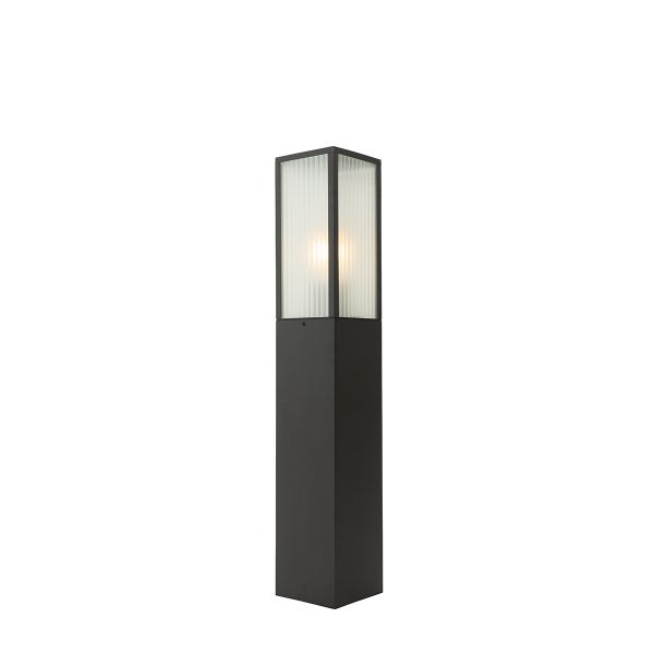 Moderne schwarze Wegeleuchte in rechteckiger Form mit geriffeltem Glas und warmem Lichtschein.