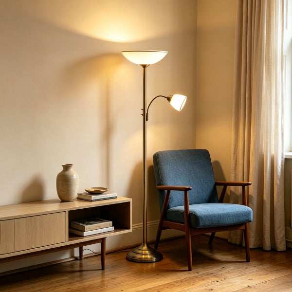 Moderne Deckenfluter Stehleuchte mit Leselicht in einem gemütlichen Wohnzimmer mit Sessel und Sideboard aus Holz.
