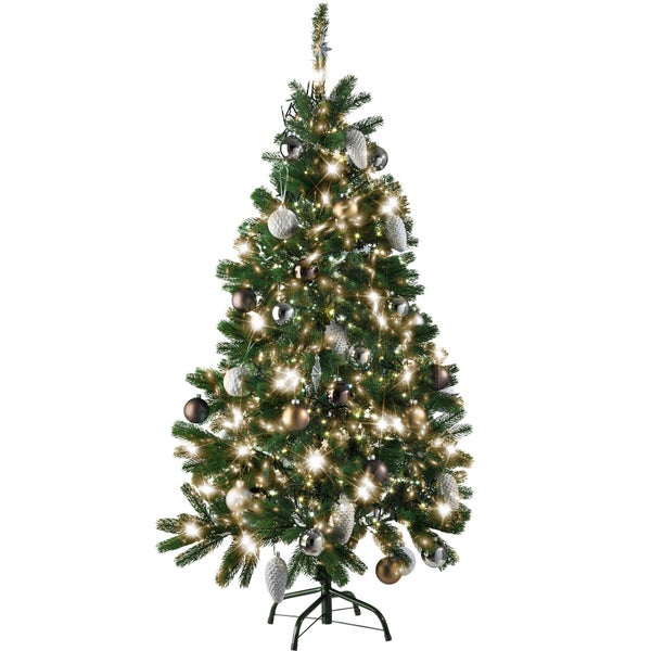 Geschmückter Weihnachtsbaum mit Christbaumkugeln und Lichtern