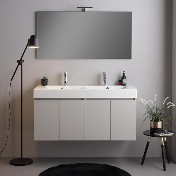 Modernes Badezimmer mit Doppelwaschtisch, Spiegel und Stehlampe