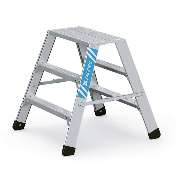 Zarges Logo auf einer Aluminium Stufenleiter mit drei Stufen