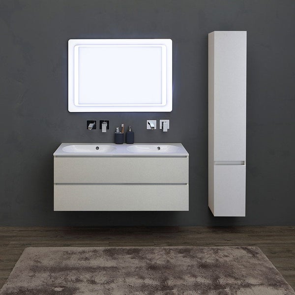 Modernes Badezimmer mit Waschtischunterschrank, beleuchtetem Spiegel und Hochschrank.