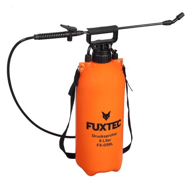 FUXTEC Drucksprüher FX-DS8L in Orange, 8 Liter Fassungsvermögen, mit schwarzer Sprühlanze und Schultergurt.