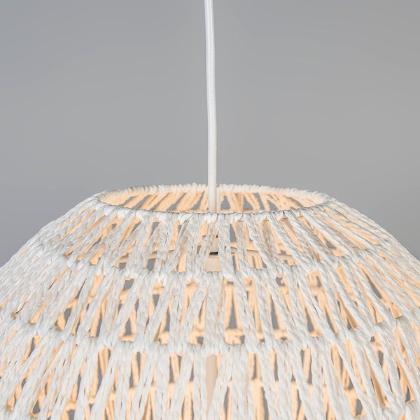 Nahaufnahme eines Pendelleuchtenschirms mit weißem Geflecht und einem weißen Kabel.