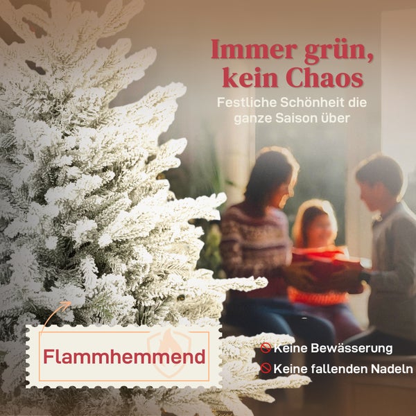 Verschneiter künstlicher Weihnachtsbaum in einem hellen Wohnzimmer mit einer Familie. Merkmale: flammhemmend, keine Bewässerung, kein Nadelverlust.