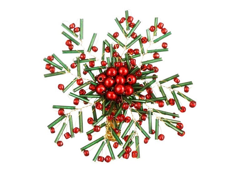 Weihnachtsdekoration aus Perlen in Form eines Sterns mit Beeren und Zweigen