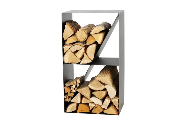 Holzregal aus Metall mit Holzscheiten