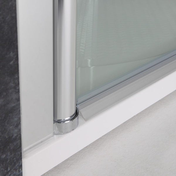 Detailansicht einer Duschkabine mit Glaswand und Rahmen