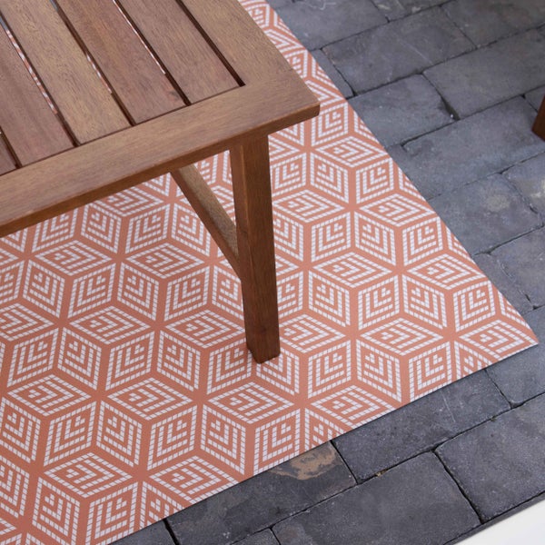 Garten-Lounge-Set aus Holz mit Sofa, zwei Sesseln und einem Couchtisch auf einer gepflasterten Terrasse mit hellem Outdoor-Teppich.