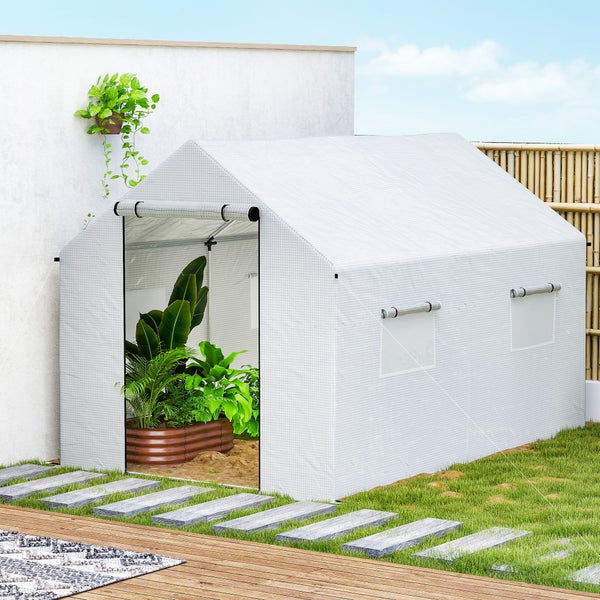 Folien-Gewächshaus mit Satteldach und aufrollbarer Tür in einem hellen Garten. Innen stehen organisierte Regale mit grünen Pflanzen.
