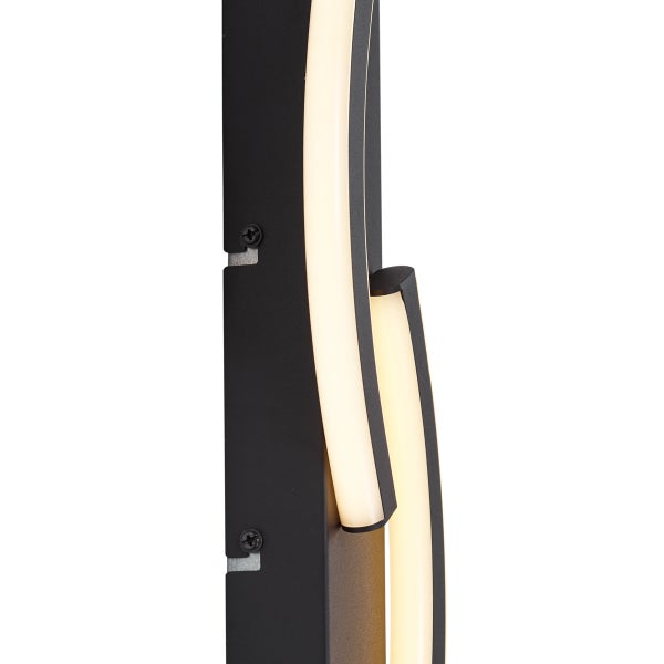 Nahaufnahme einer modernen LED-Wandleuchte mit schwarzem Metallrahmen und integrierten Leuchtdioden.