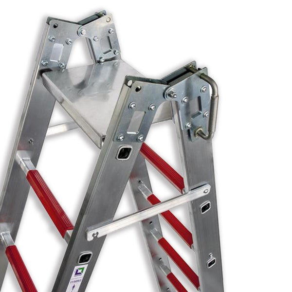 Detail einer Aluminiumleiter mit Plattform und roten Sprossen