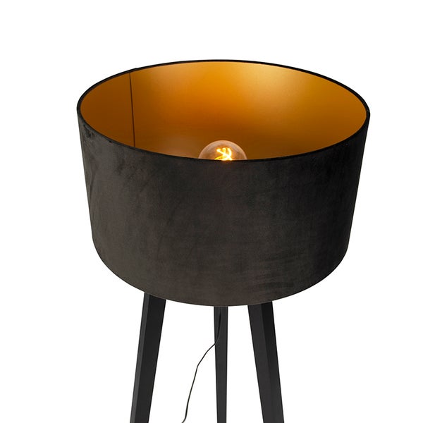Stehlampe mit schwarzem Stoffschirm und goldenem Innenraum