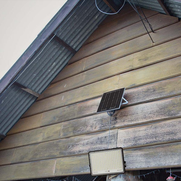 Solarstrahler und Solarpanel an einer Holzwand montiert