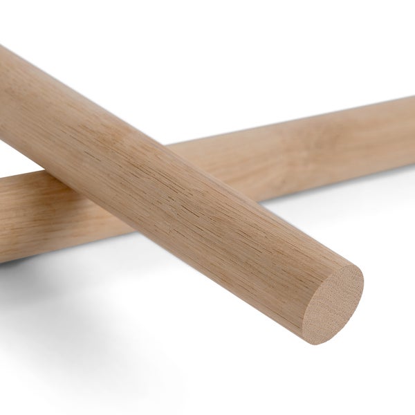 Zwei runde Holzstäbe kreuzen sich.