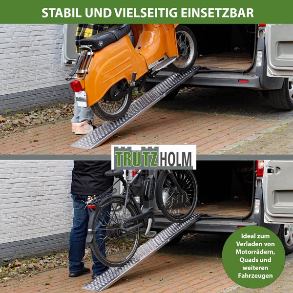 Motorroller und Fahrrad werden mit einer Aluminiumrampe in einen Transporter verladen.