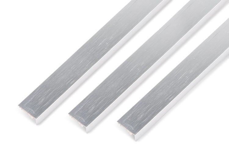 Drei U-Profile aus Aluminium mit glatter Oberfläche für verschiedene Montageanwendungen.