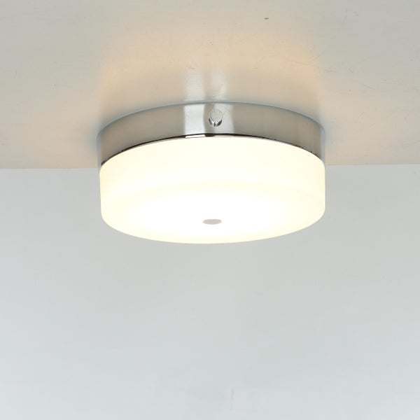 Deckenleuchte mit runder Form und Chromfassung.