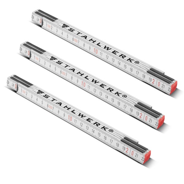 Drei weiße Gliedermaßstäbe mit Stahlwerk Logo und Zentimeter-Skala.