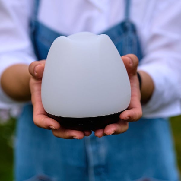 Person hält tragbare Lampe