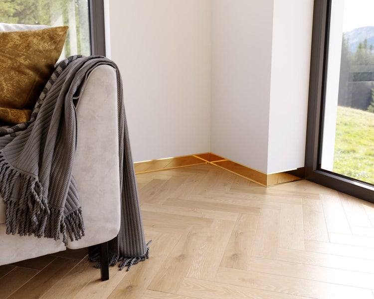 Raum mit Couch, Decke, Zierleisten und Fischgrätenparkett