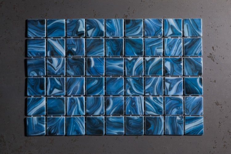 Quadratische Fliesen mit abstraktem Muster