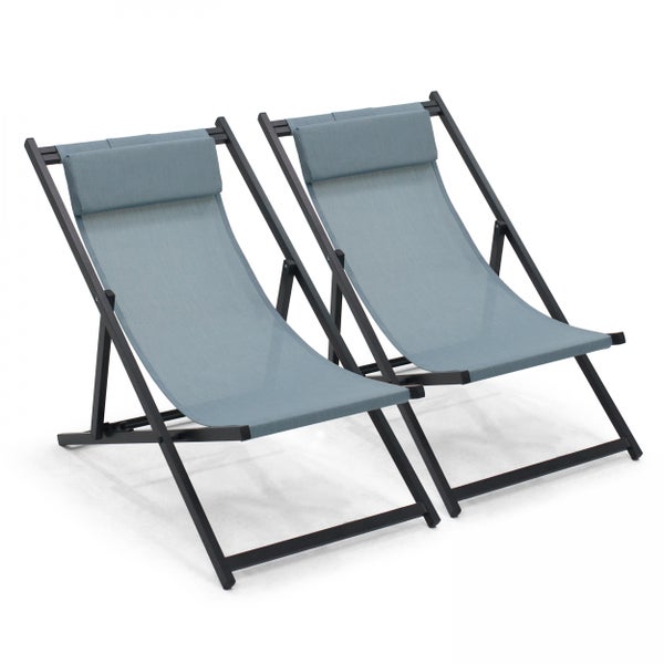 Zwei klappbare Liegestühle mit schwarzem Metallgestell, grauem Textilgewebe und Kopfkissen.