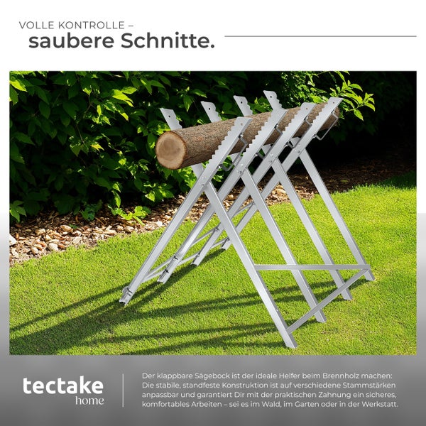 Zusammenklappbarer Sägebock aus Metall mit Holzstamm im Garten