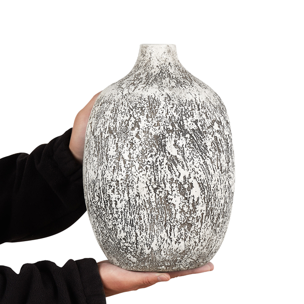 Dekorative Vase aus Keramik mit strukturierter Oberfläche in den Händen gehalten