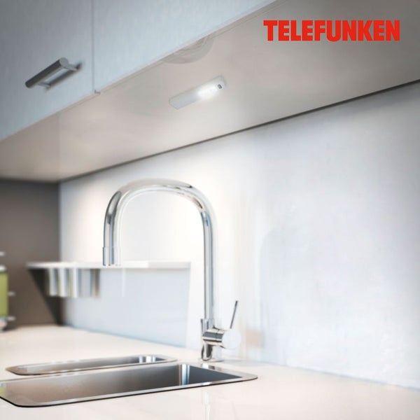 Telefunken LED Unterbauleuchte unter einem Küchenschrank montiert, beleuchtet eine Spüle mit Armatur. Telefunken Logo.