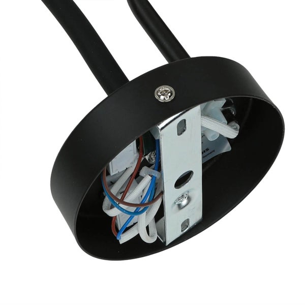 Innenansicht einer schwarzen Deckenleuchte mit Kabeln und Montagehalterung