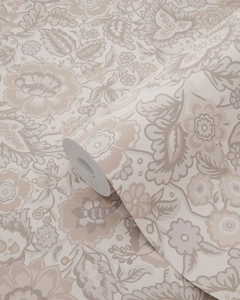 Vliestapete mit beige-braunem floralem Ornament-Muster und botanischen Motiven.